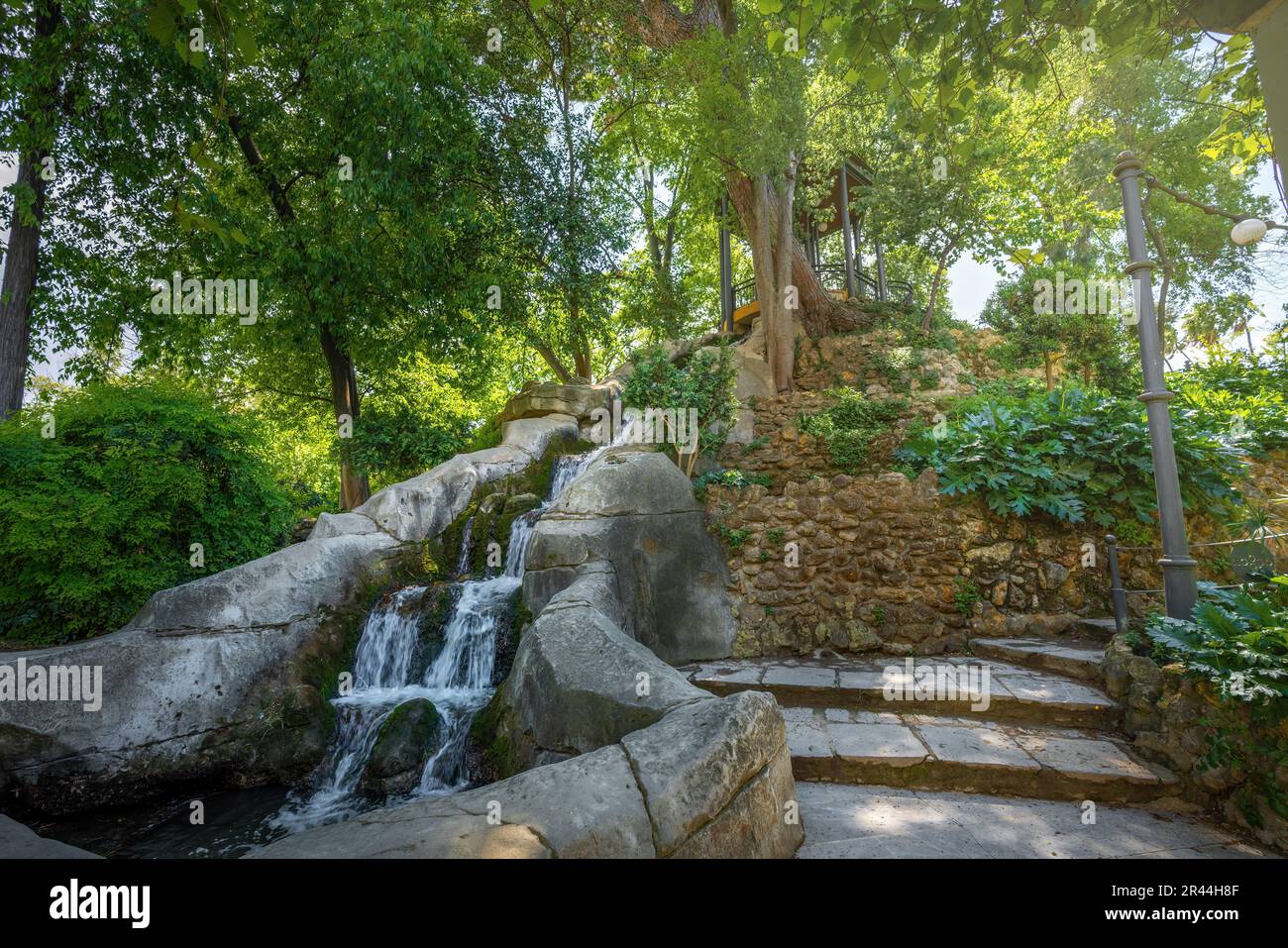 Der Wasserfall des Gurugu Mount im Maria Luisa Park – Sevilla, Andalusien, Spanien Stockfoto