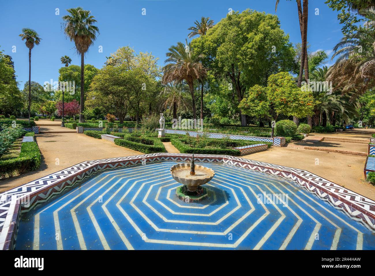 Glorieta de la Concha Fountain (Kreisverkehr der Muschel) im Maria Luisa Park - Sevilla, Andalusien, Spanien Stockfoto