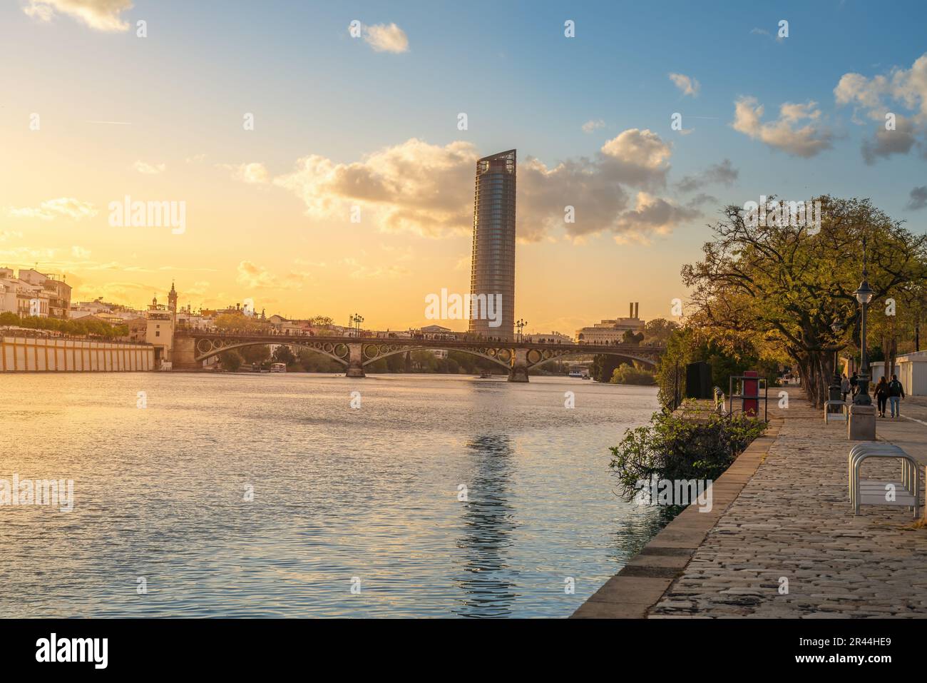 Guadalquivir River und Sevilla Tower (Torre Sevilla) bei Sonnenuntergang - Sevilla, Andalusien, Spanien Stockfoto