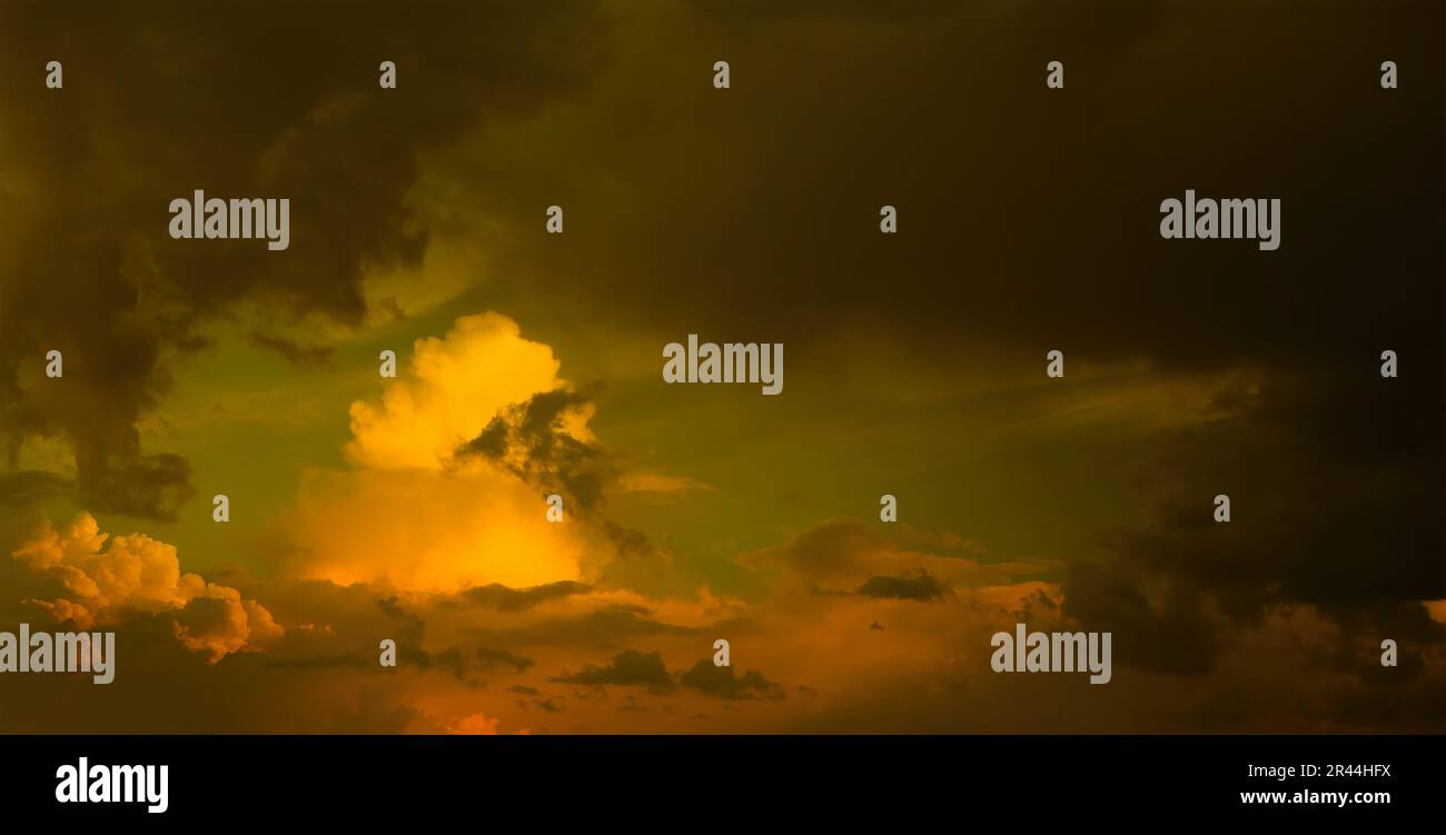 Malerischer Sonnenuntergang gelber, wolkiger Himmel; abstrakter dramatischer Himmelshintergrund Stockfoto