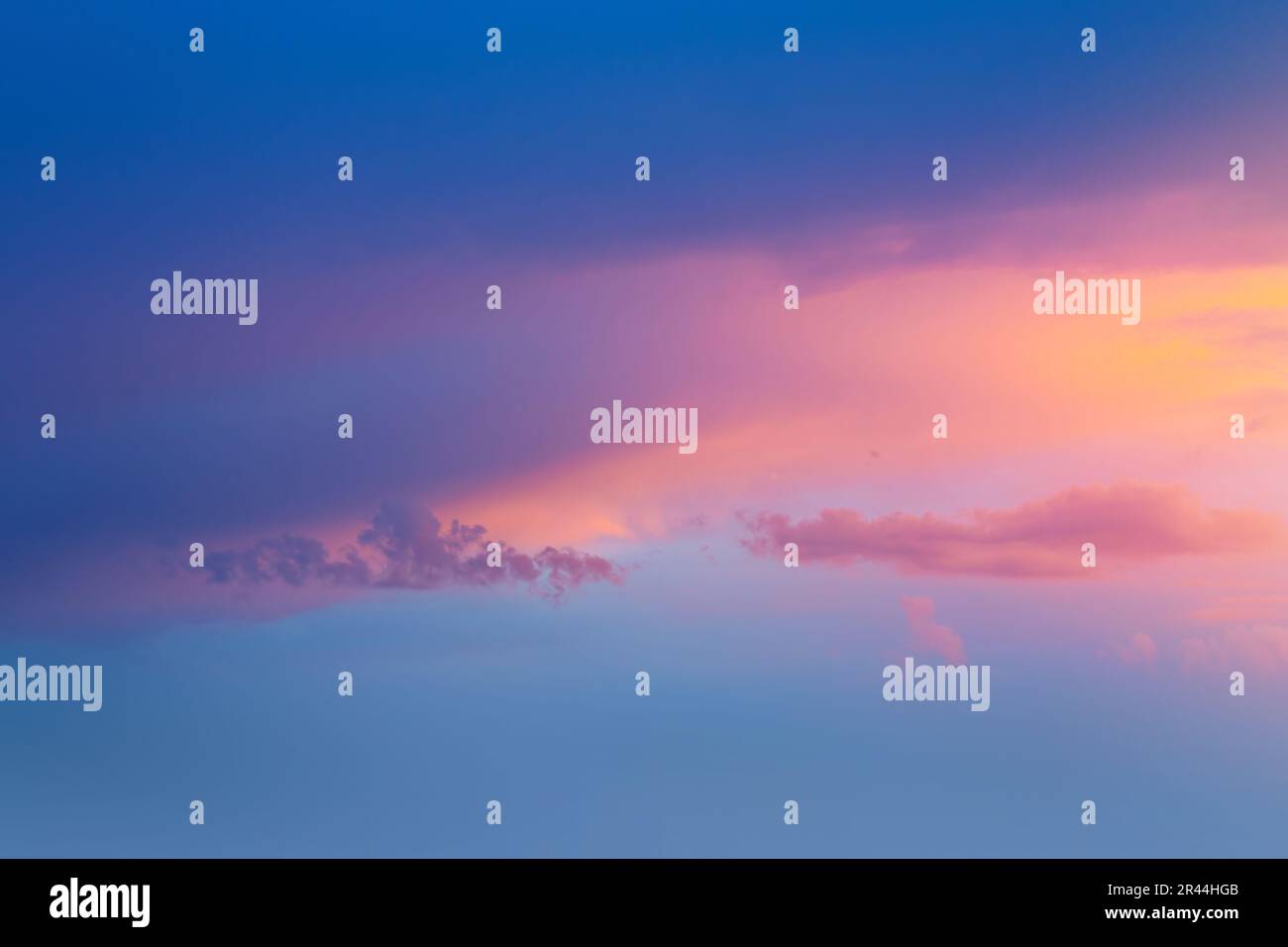 sonnenaufgang, rosa, wolkiger Himmel; abstrakter Hintergrund des farbenfrohen Morgenhimmels Stockfoto