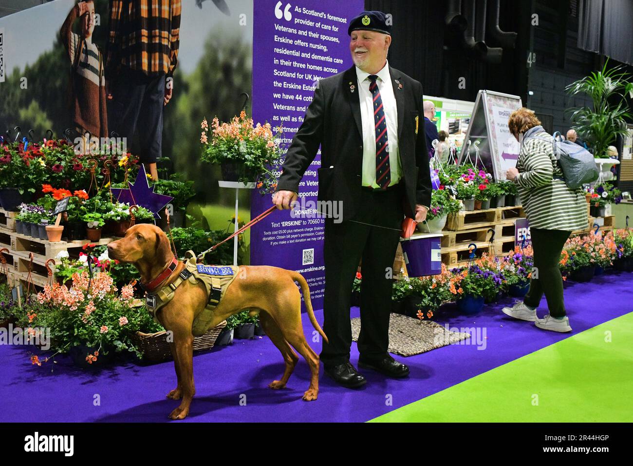 Glasgow, Schottland, Vereinigtes Königreich, 26. Mai 2023. Fraser war ehemaliger Bombenentsorgungstechniker mit Service Dog Ruairidh am Erskine Veterans Garden Stand in der Ideal Home Show Scotland am Scottish Event Campus (SEC). Live-Nachrichten von sst/alamy Stockfoto