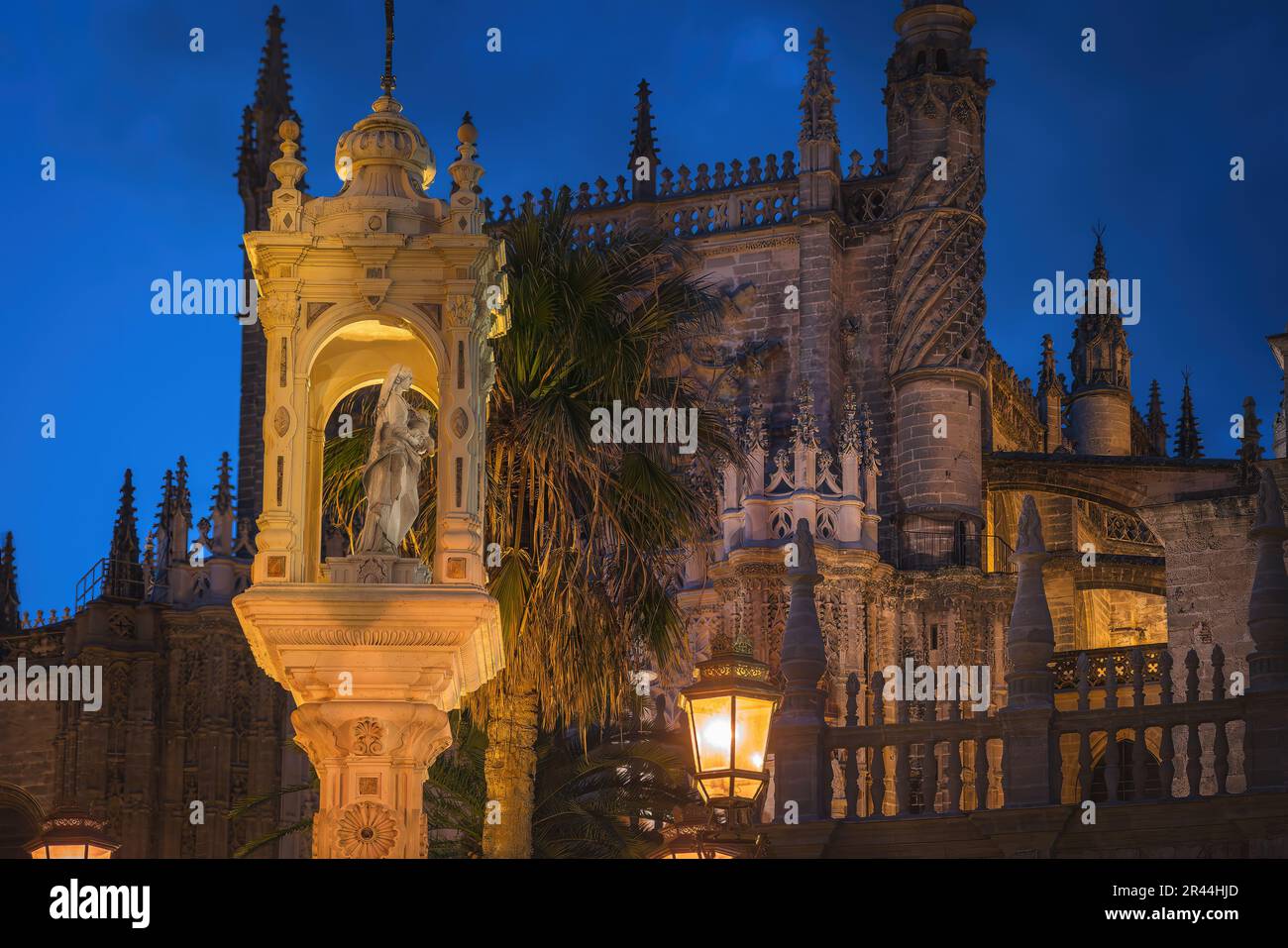 Tempel des Triumphes der Muttergottes der Schirmherrschaft (Templete del Triunfo) am Plaza del Triunfo bei Nacht - Sevilla, Andalusien, Spanien Stockfoto