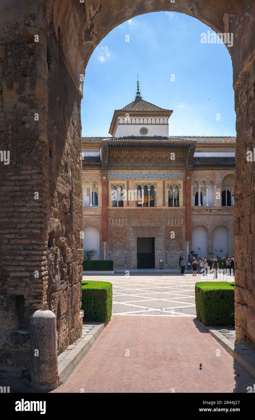 Fassade des Königspalastes Don Pedro im Innenhof von Monteria (Patio de la Monteria) in Alcazar (Königspalast von Sevilla) - Sevilla, Spanien Stockfoto