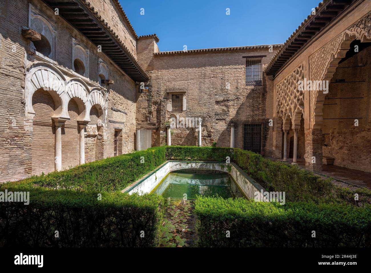 Patio del Yeso (Pflasterhof) in Alcazar (Königlicher Palast von Sevilla) - Sevilla, Andalusien, Spanien Stockfoto