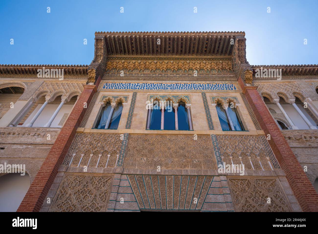 Fassade des Königspalastes Don Pedro im Innenhof von Monteria (Patio de la Monteria) in Alcazar (Königspalast von Sevilla) - Sevilla, Spanien Stockfoto