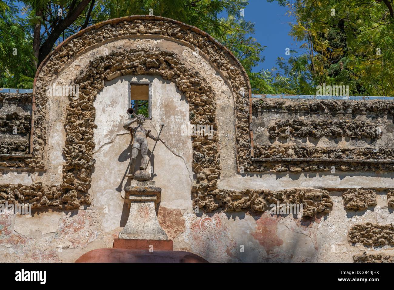 Fuente de La Fama (Berühmtheitsbrunnen) in den Alcazar-Gärten (Königlicher Palast von Sevilla) - Sevilla, Andalusien, Spanien Stockfoto