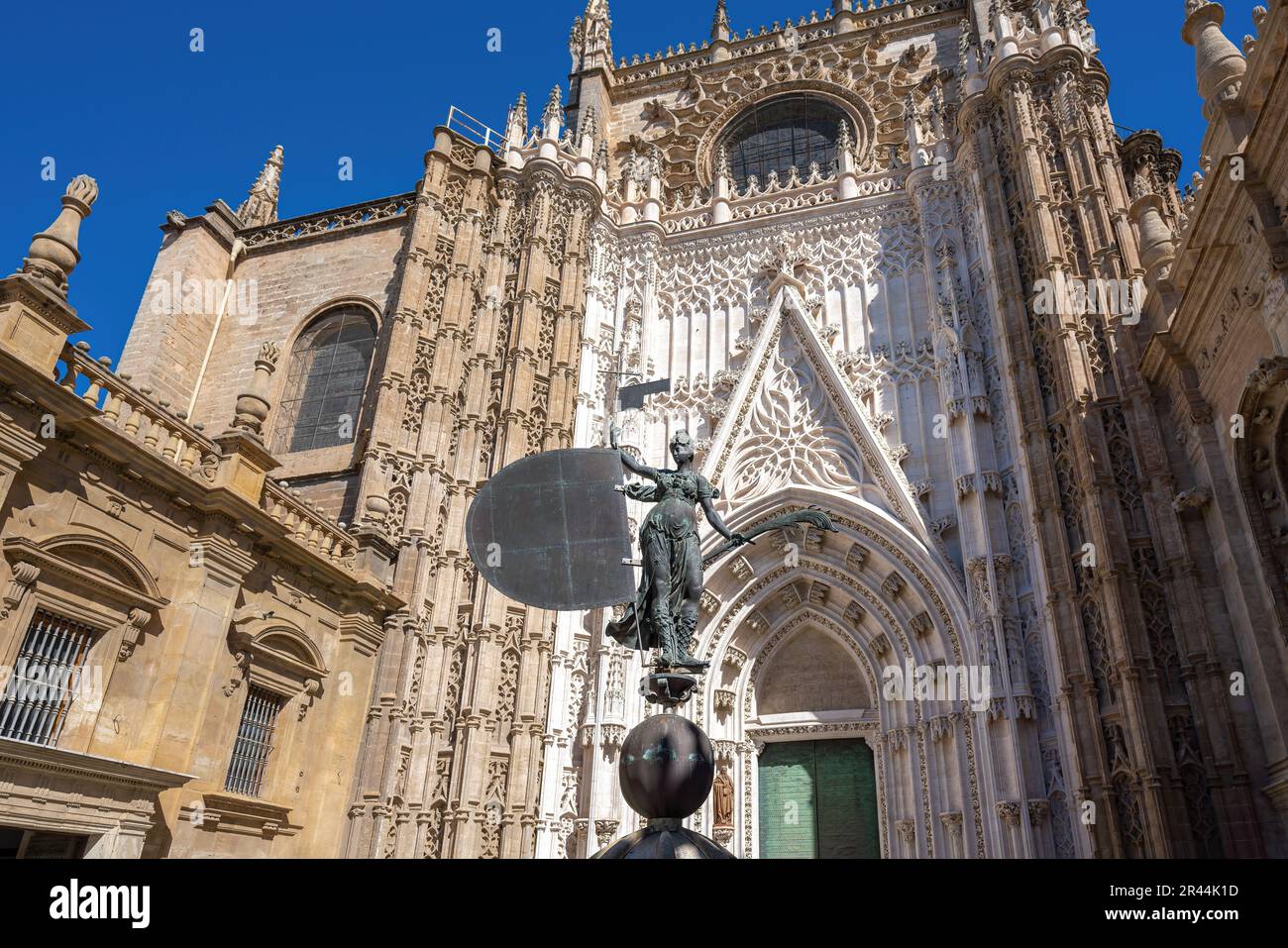 Nachbildung der Statue El Giraldillo - Wetterfahne auf dem Turm der Kathedrale und der Tür des Heiligen Michael (Puerta de San Miguel) - Sevilla, Spanien Stockfoto
