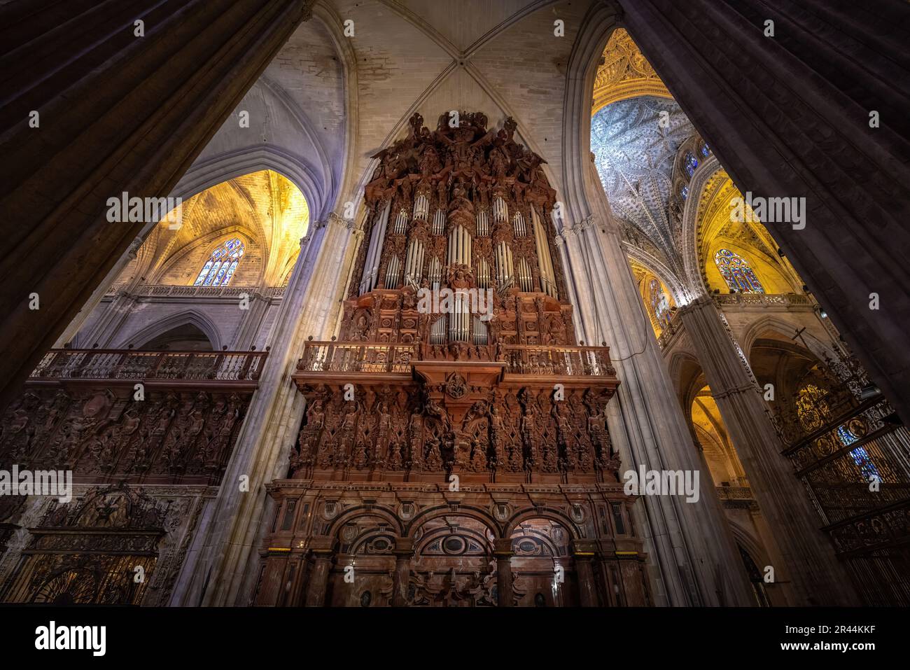 Pfeifenorgel im Inneren der Kathedrale von Sevilla - Sevilla, Andalusien, Spanien Stockfoto