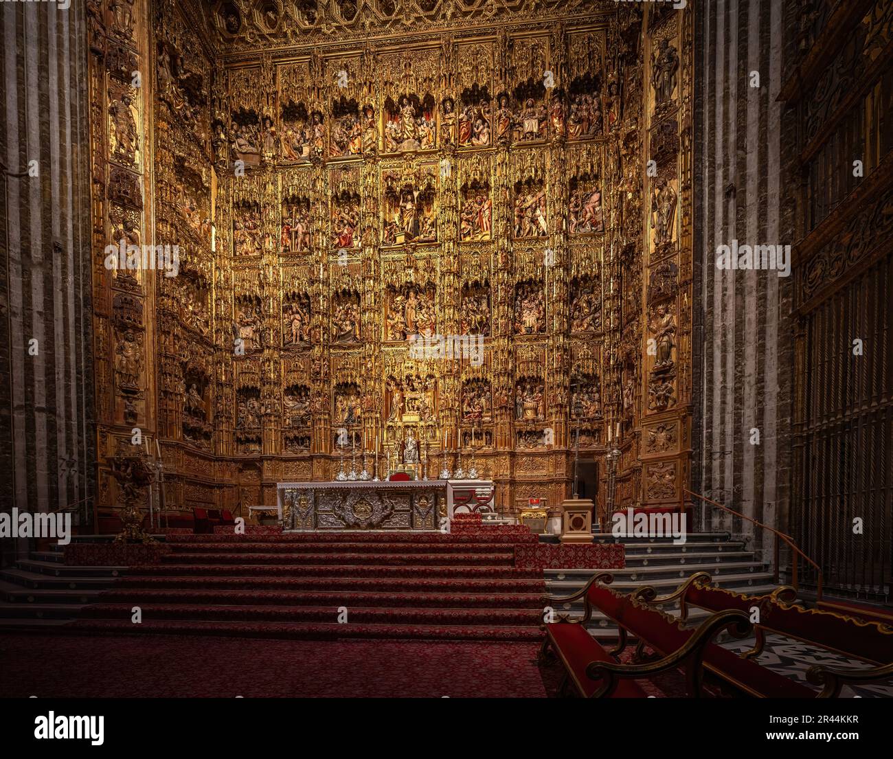 Hauptkapellaltar im Inneren der Kathedrale von Sevilla - Sevilla, Andalusien, Spanien Stockfoto