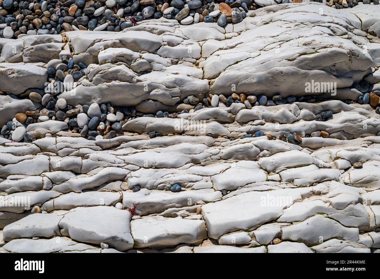 Kieselsteine und Kreidefelsen an einem Strand in Dorset für Wandmalereien Stockfoto