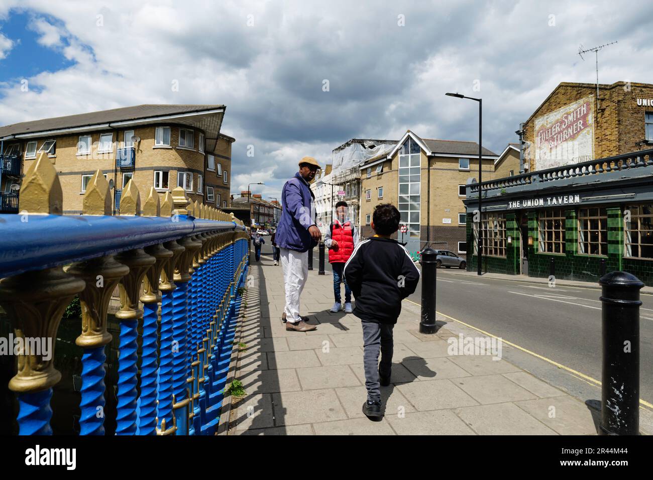 London - 05 21 2022: Eltern mit Kindern auf der Maida Hill Nachbarschaftsbrücke 4c am Grand Union Canal Stockfoto