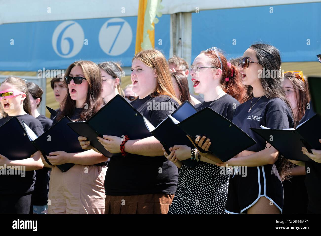 Hay Festival, Hay on Wye, Wales, Großbritannien – Freitag, 26. Mai 2023 – Mitglieder des Hereford College of Arts treten am zweiten Tag des Hay Festivals auf dem Rasen des Festivals auf. Foto Steven May/Alamy Live News Stockfoto