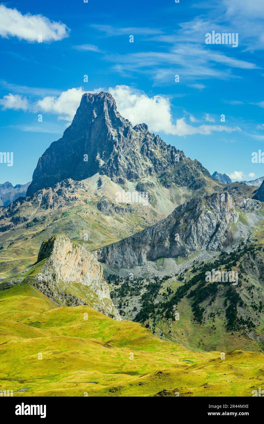 Vertikaler Blick auf den riesigen Berg Pic du Midi d'Ossau in den französischen Pyrenäen im Sommer Stockfoto