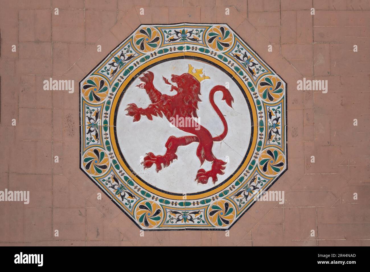 Fliesen mit Leon Coat of Arms auf der Plaza de Espana - Sevilla, Andalusien, Spanien Stockfoto