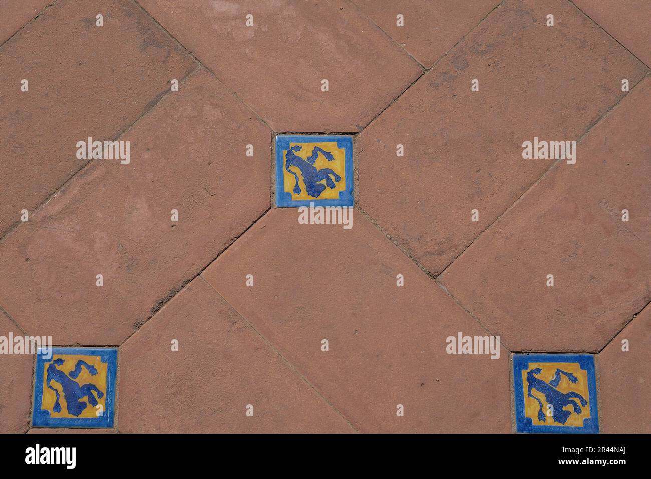 Fliesen mit Leon Coat of Arms auf der Plaza de Espana - Sevilla, Andalusien, Spanien Stockfoto