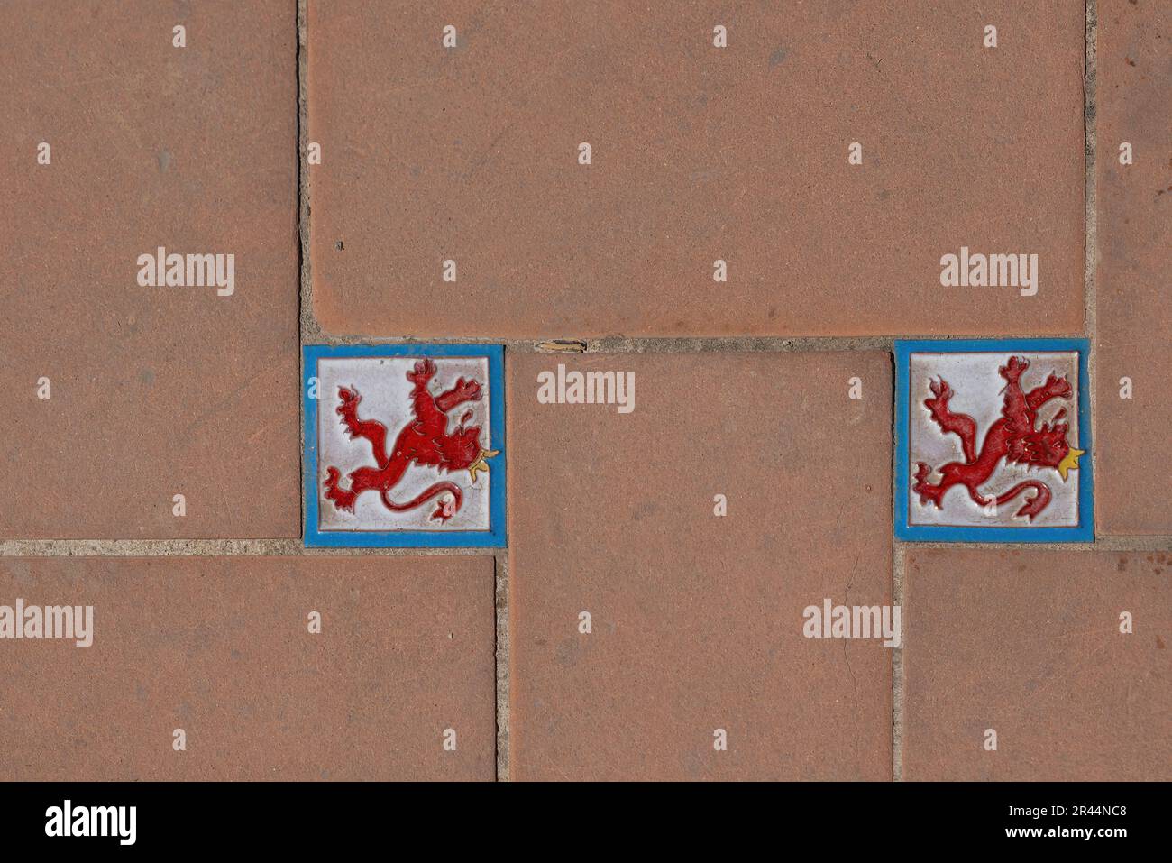 Fliesen mit Leon Coat of Arms auf der Plaza de Espana - Sevilla, Andalusien, Spanien Stockfoto