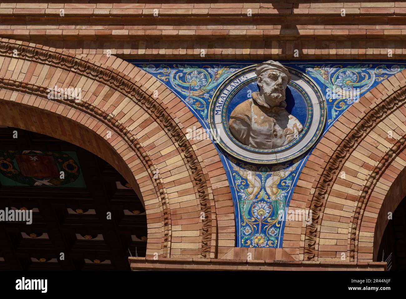 Dekoratives Medaillon mit dem Bildnis von Ferdinand Magellan an der Plaza de Espana - Sevilla, Andalusien, Spanien Stockfoto