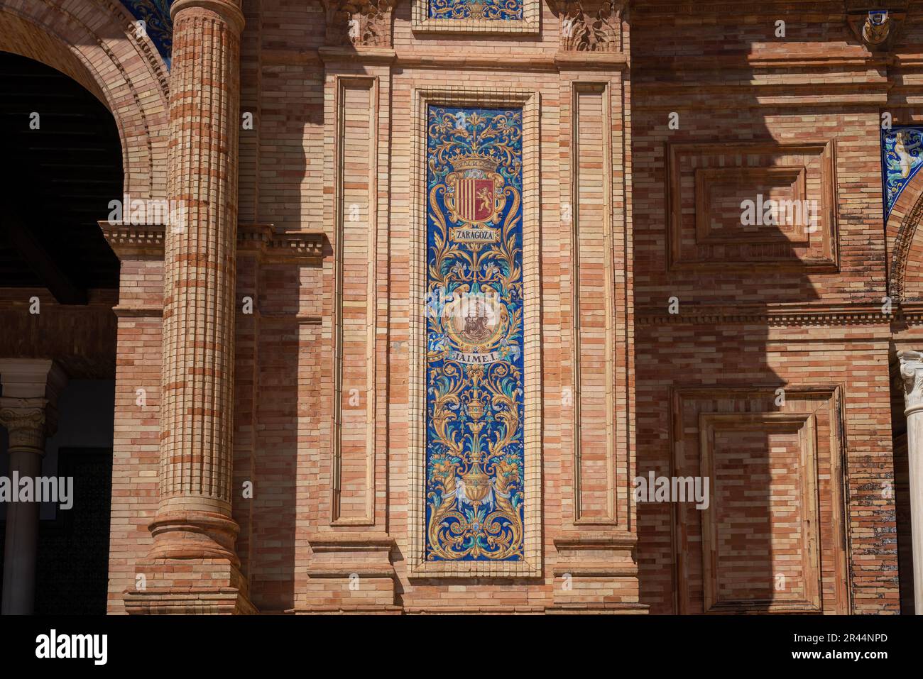 Dekorative Fliesen des Puerta de Aragon Gebäudes mit dem Zaragoza Coat of Arms und König Jaime I am Plaza de Espana - Sevilla, Andalusien, Spanien Stockfoto