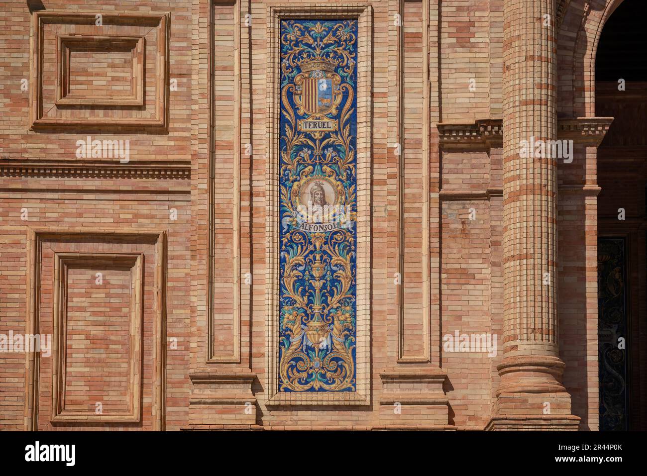 Dekorative Fliesen des Puerta de Aragon Gebäudes mit Teruel Coat of Arms und König Alfonso I am Plaza de Espana - Sevilla, Andalusien, Spanien Stockfoto