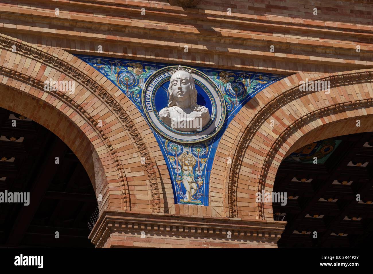 Dekoratives Medaillon mit dem Bildnis von Isabella I von Kastilien (Königin Isabel la Catolica) auf der Plaza de Espana - Sevilla, Andalusien, Spanien Stockfoto