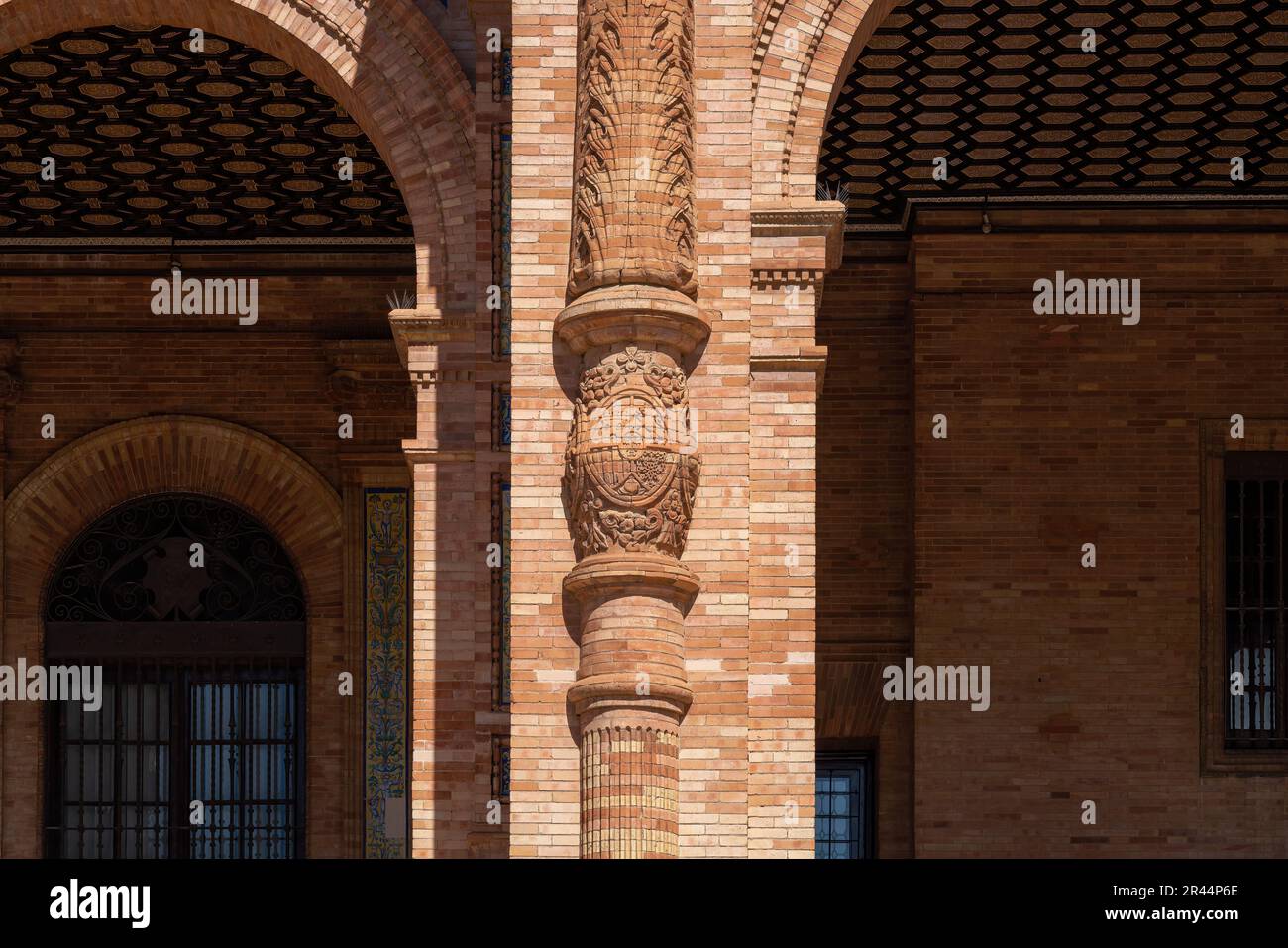 Geschnitzte Säule mit Wappen Spaniens - Sevilla, Andalusien, Spanien Stockfoto