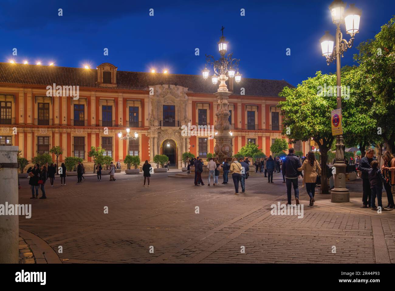 Plaza Virgen de Los Reyes bei Nacht und Erzdiözese von Sevilla - Sevilla, Andalusien, Spanien Stockfoto