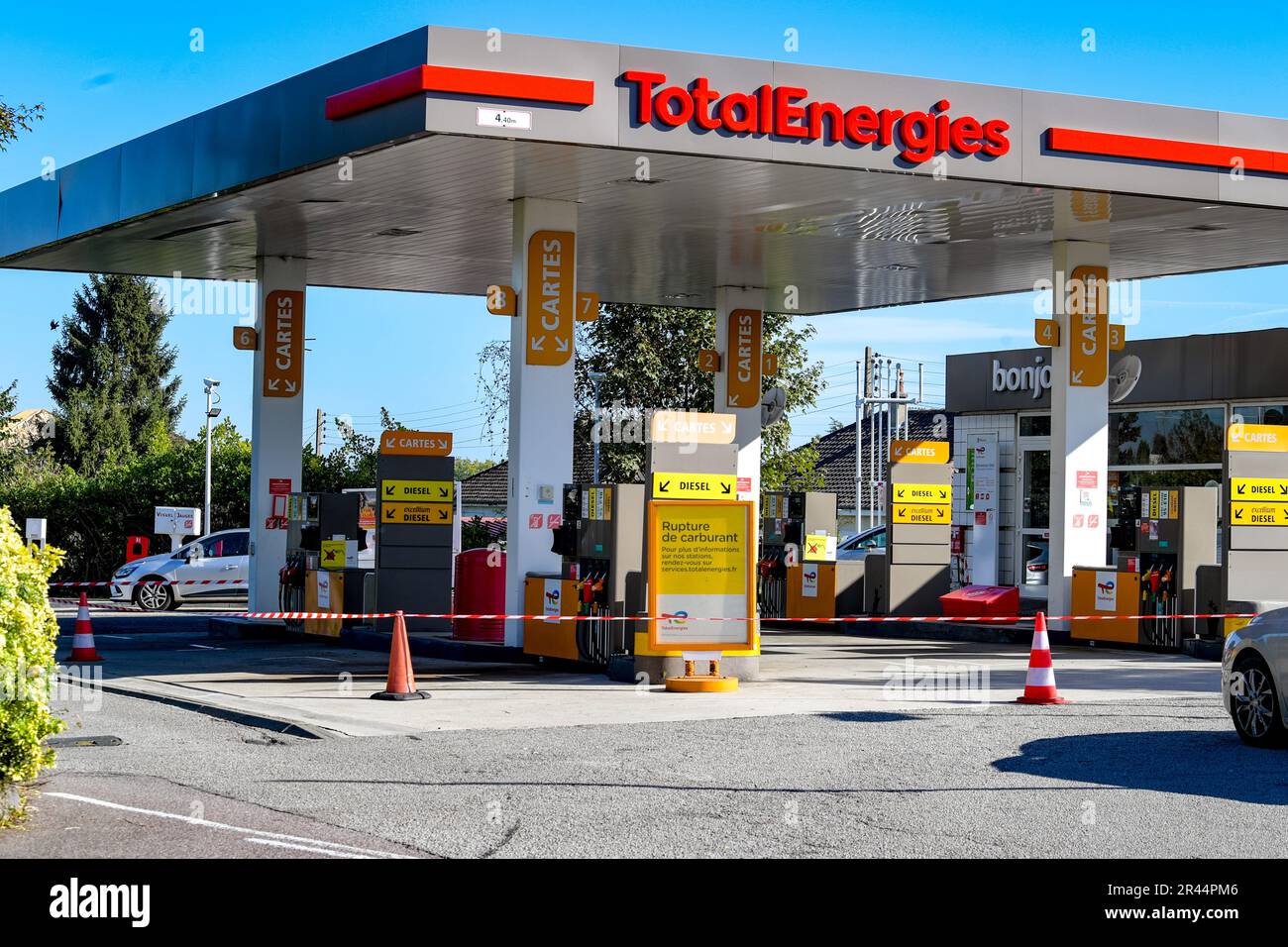 Die gesamte Tankstelle für Energie in Rouen (Nordfrankreich) wurde am 7. Oktober 2022 wegen Kraftstoffmangels geschlossen. Treibstoffknappheit nach dem Angriff auf Stockfoto