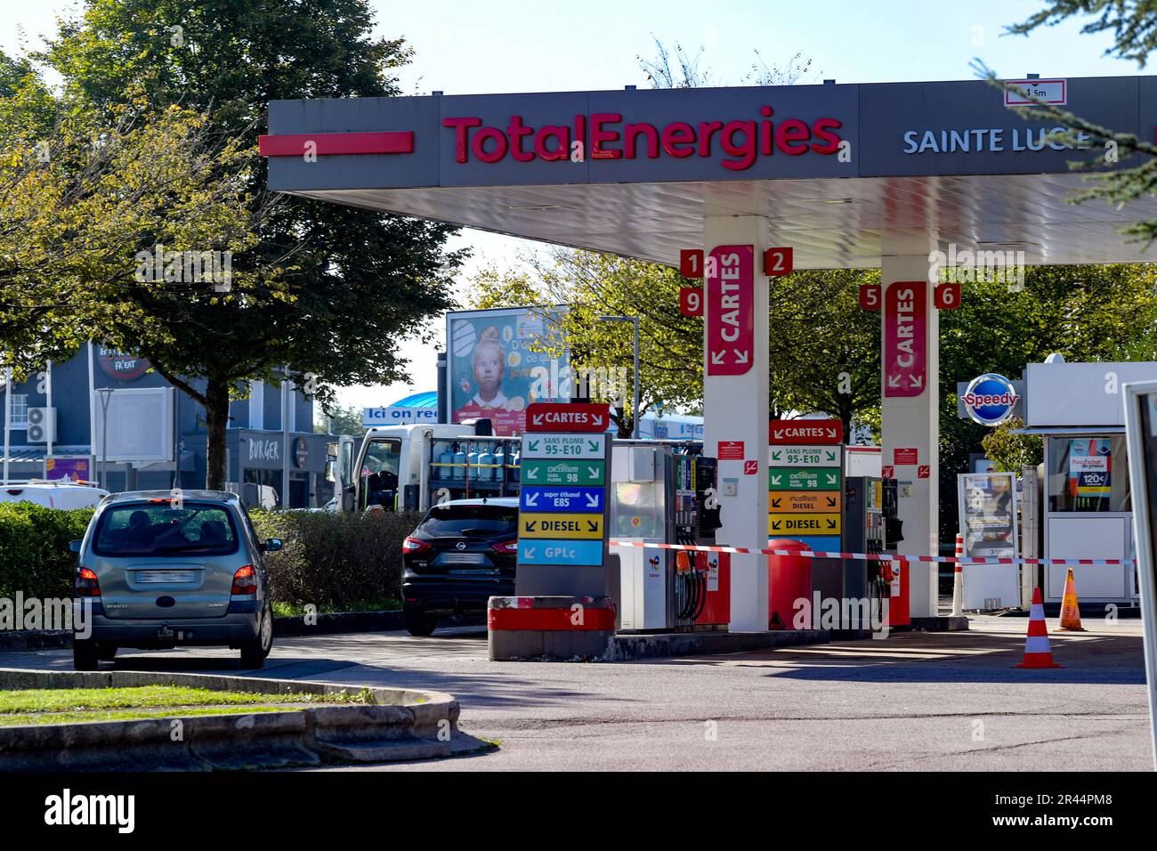 Die gesamte Tankstelle für Energie in Rouen (Nordfrankreich) wurde am 7. Oktober 2022 wegen Kraftstoffmangels geschlossen. Treibstoffknappheit nach dem Angriff auf Stockfoto