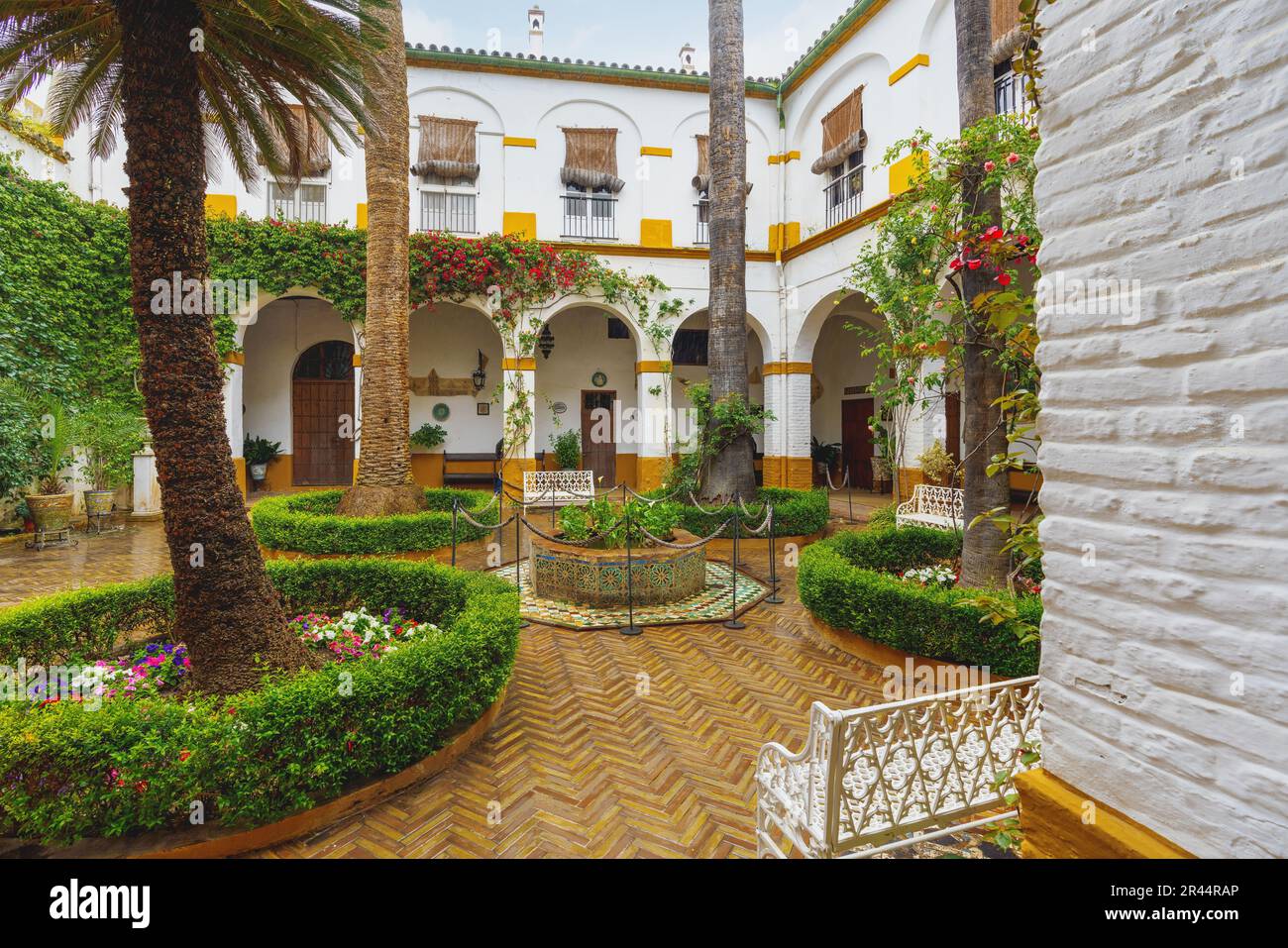 Patio del Aceite (Olivenölhof) im Palast Las Duenas (Palacio de las Duenas) - Sevilla, Andalusien, Spanien Stockfoto