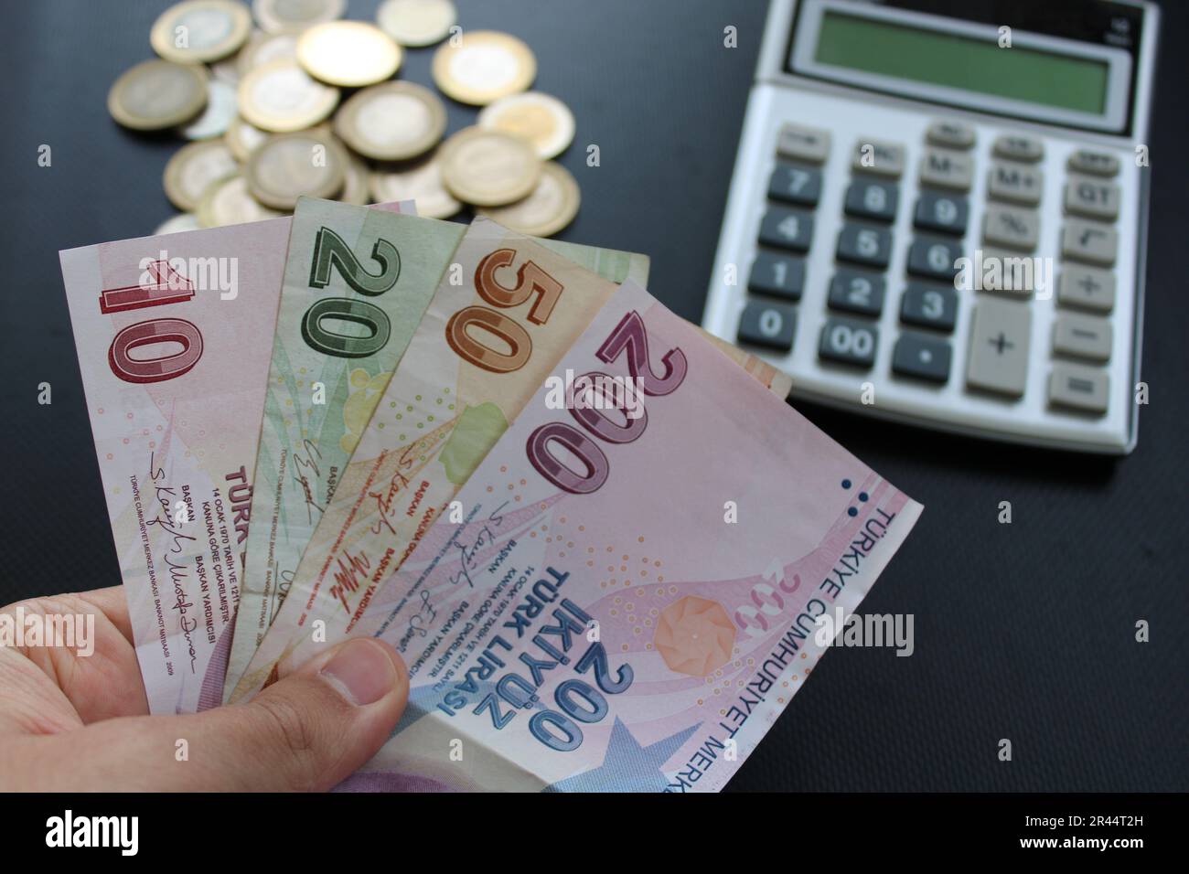 Ein Mann, der türkisches Geld mit der Hand zählt. Türkische LiraBanknoten. Die Papierwährung