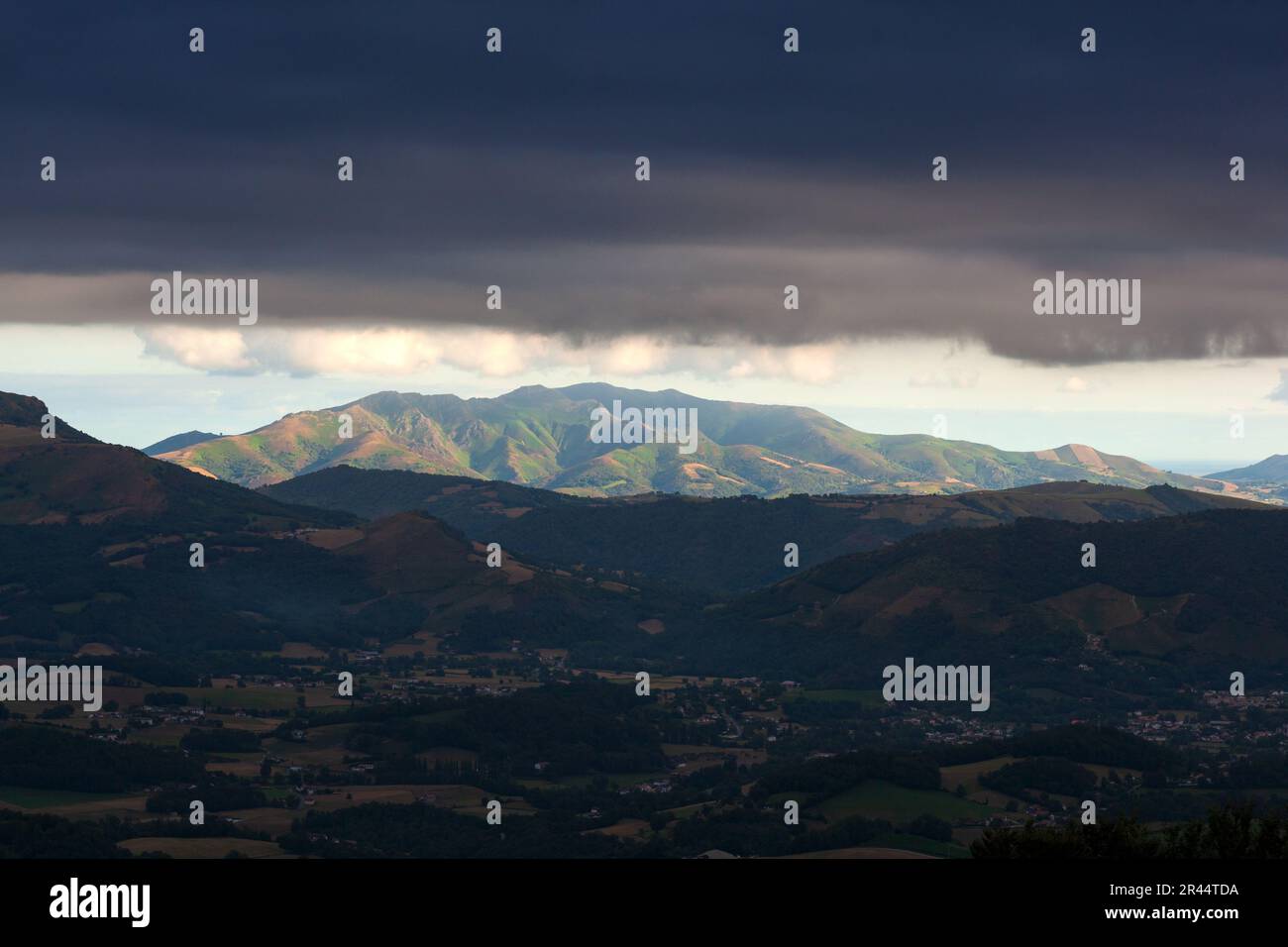 Französische Pyrenäen entlang des St. James. Malerischer Blick auf die Landschaft und die Berge vor dem Himmel Stockfoto