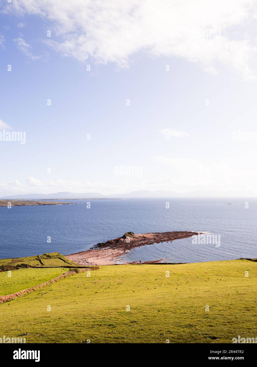 Eine Küstenlandschaft des Atlantischen Ozeans vom Largy Viewpoint in Irland. Das ist in der Donegal Gegend. Blick auf eine kleine Halbinsel im Meer. Stockfoto