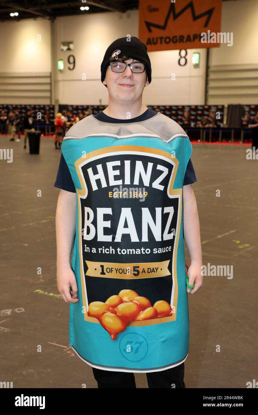 London, Großbritannien. 26. Mai 2023. Teilnehmer verkleidet als Dose Heinz Baked Beans auf der MCM London Comic Con 2023 bei Excel in London Credit: Paul Brown/Alamy Live News Stockfoto