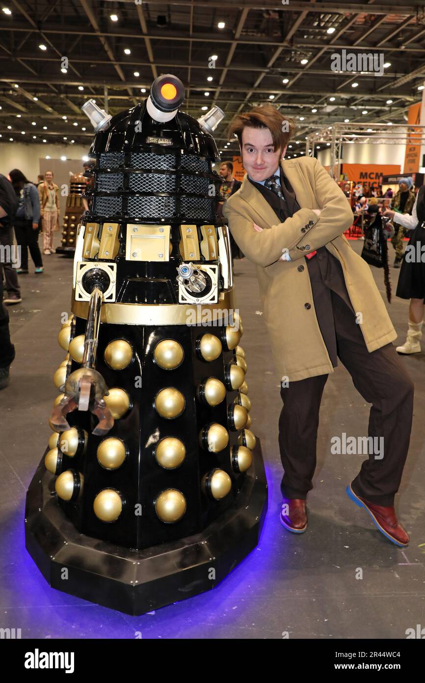 London, Großbritannien. 26. Mai 2023. Dr. Who und ein Dalek auf der MCM London Comic Con 2023 bei Excel in London Credit: Paul Brown/Alamy Live News Stockfoto
