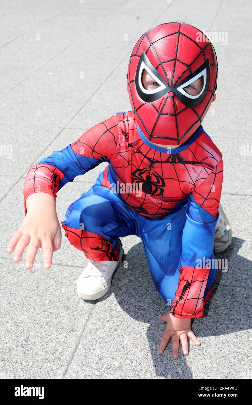 London, Großbritannien. 26. Mai 2023. Junger Teilnehmer, der als Spiderman auf der MCM London Comic Con 2023 bei Excel in London verkleidet ist. Gutschrift: Paul Brown/Alamy Live News Stockfoto