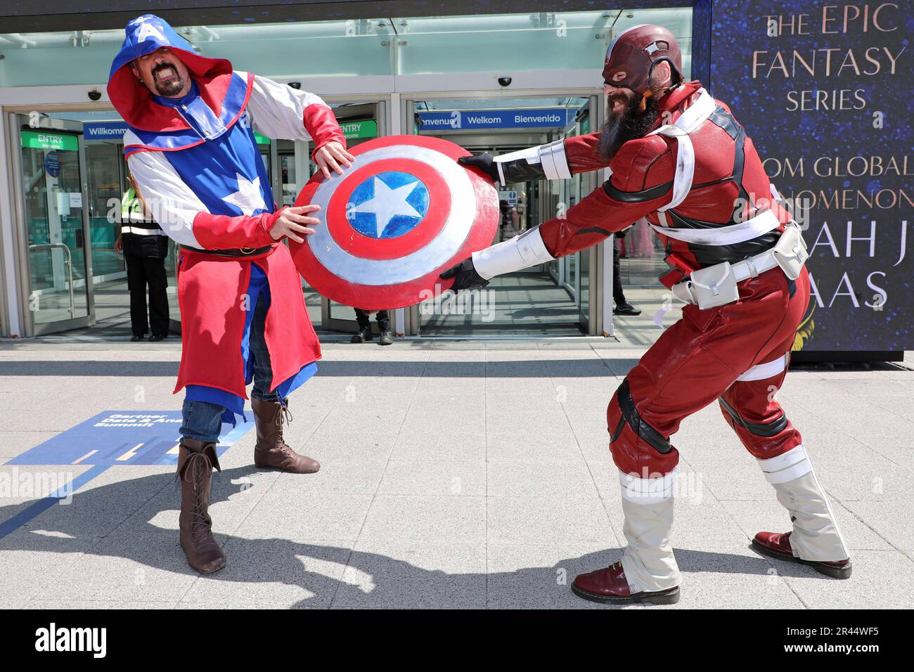 London, Großbritannien. 26. Mai 2023. Teilnehmer kämpfen auf der MCM London Comic Con 2023 bei Excel in London um Captain America's Schild. Credit: Paul Brown/Alamy Live News Stockfoto