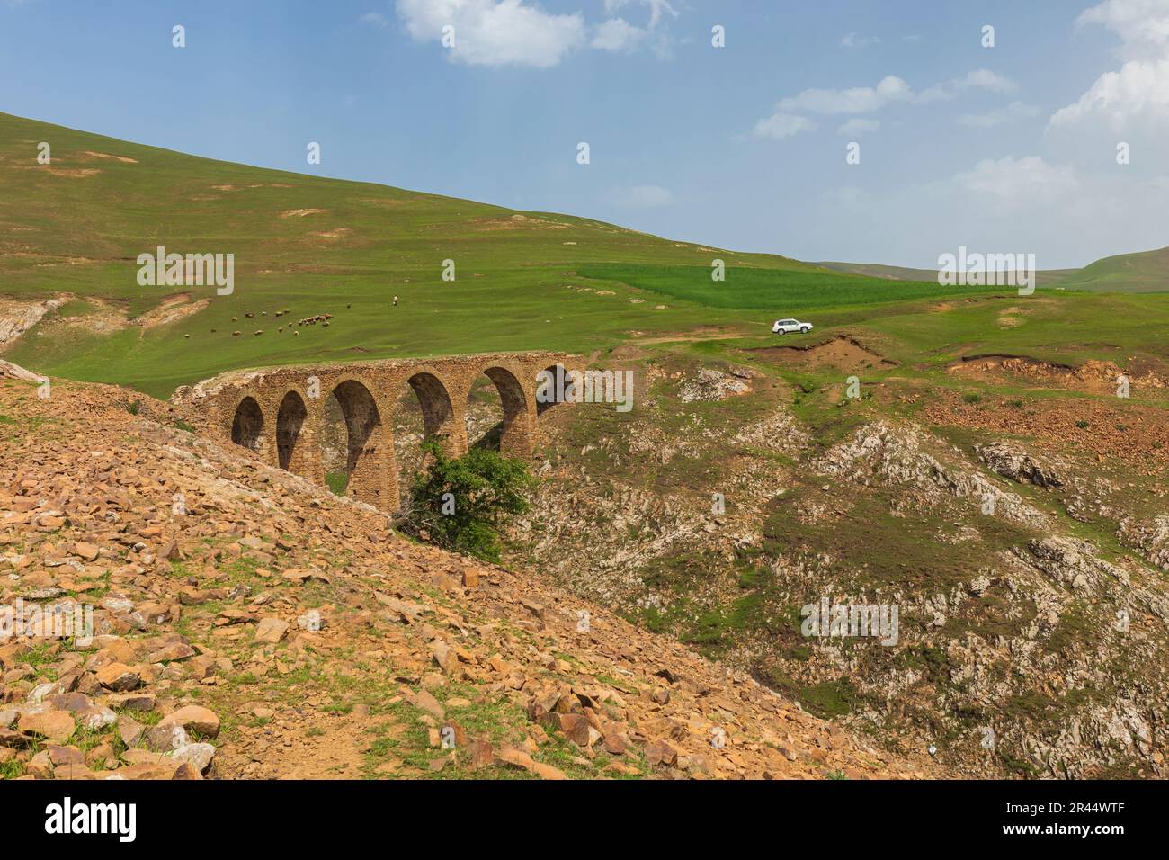 Eine alte Brücke, die von den Siemens-Brüdern in Aserbaidschan erbaut wurde Stockfoto