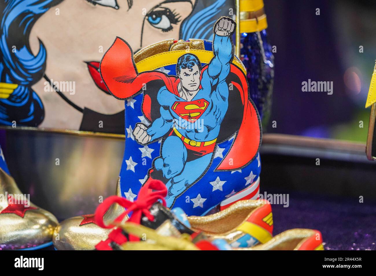 London UK. 26. Mai 2023 Superman Memorabilia zum Verkauf beim jährlichen MCM Comicon. Die MCM Comic con Convention konzentriert sich auf Videospiele, Sci-Fi, Cosplay und populäre Medien und findet ab dem 26-28. Mai drei Tage lang im Excel Center in London Docklands Credit: amer ghazzal/Alamy Live News statt Stockfoto