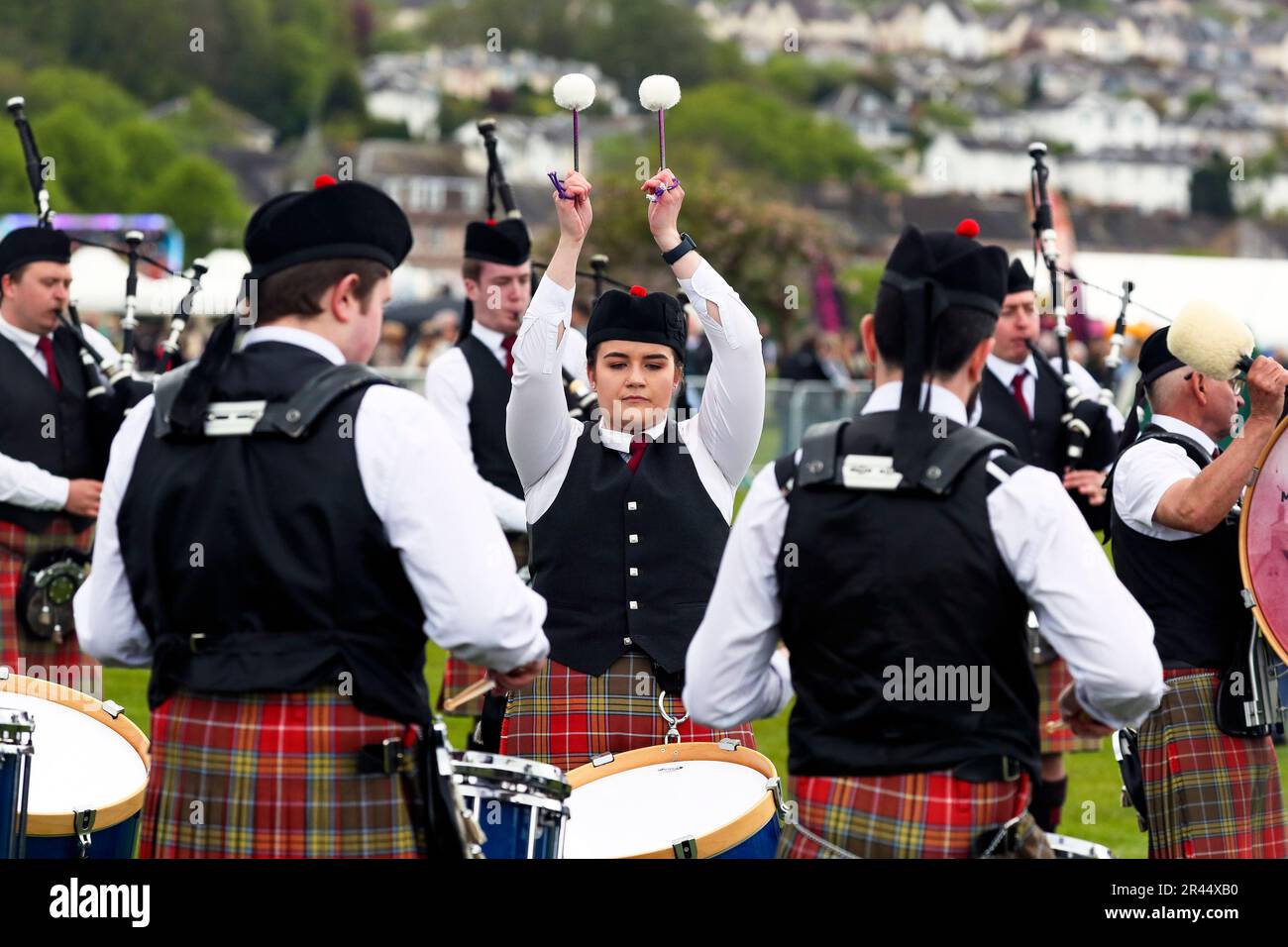 Schlagzeugerin mit Milngavie Pipe Band bei Gourock Highland Games, Inverclyde, Schottland, Großbritannien Stockfoto