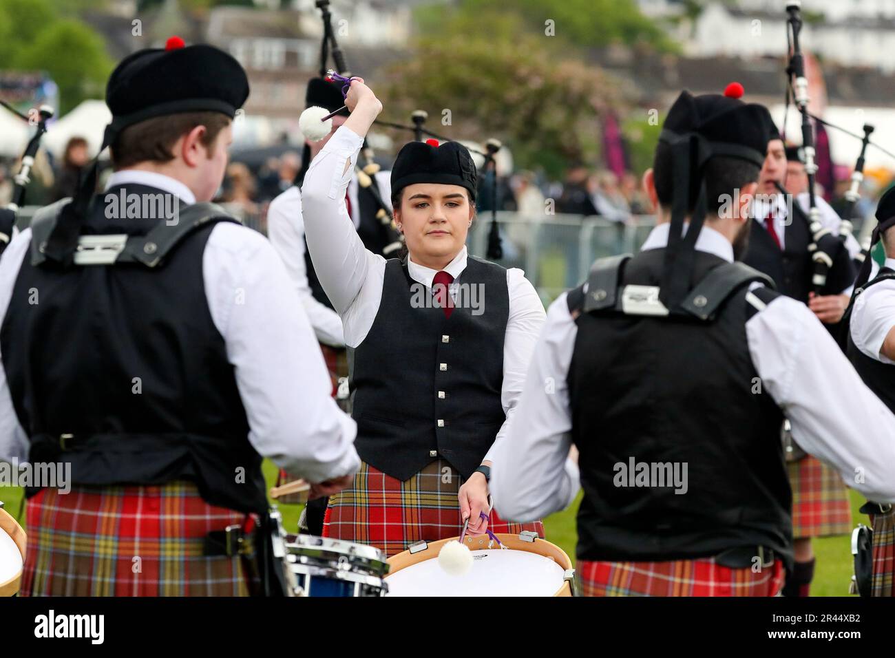 Schlagzeugerin mit Milngavie Pipe Band bei Gourock Highland Games, Inverclyde, Schottland, Großbritannien Stockfoto