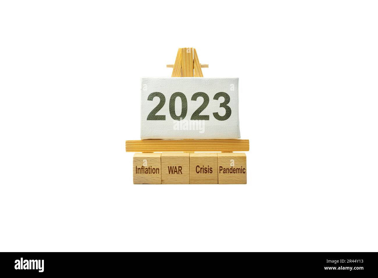Eine Mini-Leinwand mit einem 2023-Zeichen auf Blöcken mit Inflation, Krieg, Krise, Pandemie Stockfoto