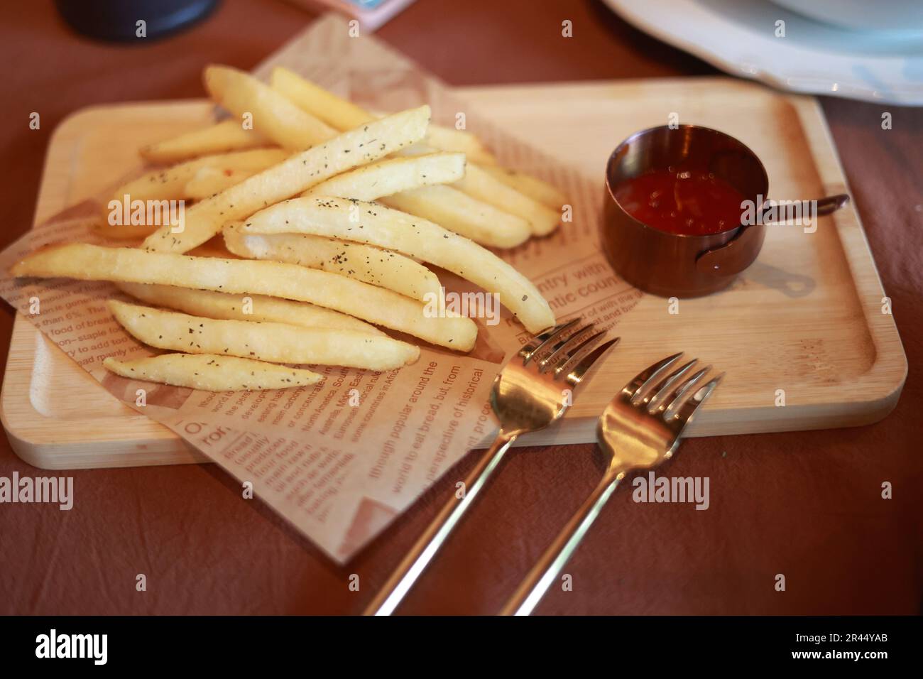 Eine Nahaufnahme eines Tabletts gefüllt mit goldbraunen pommes und Ketchup Stockfoto