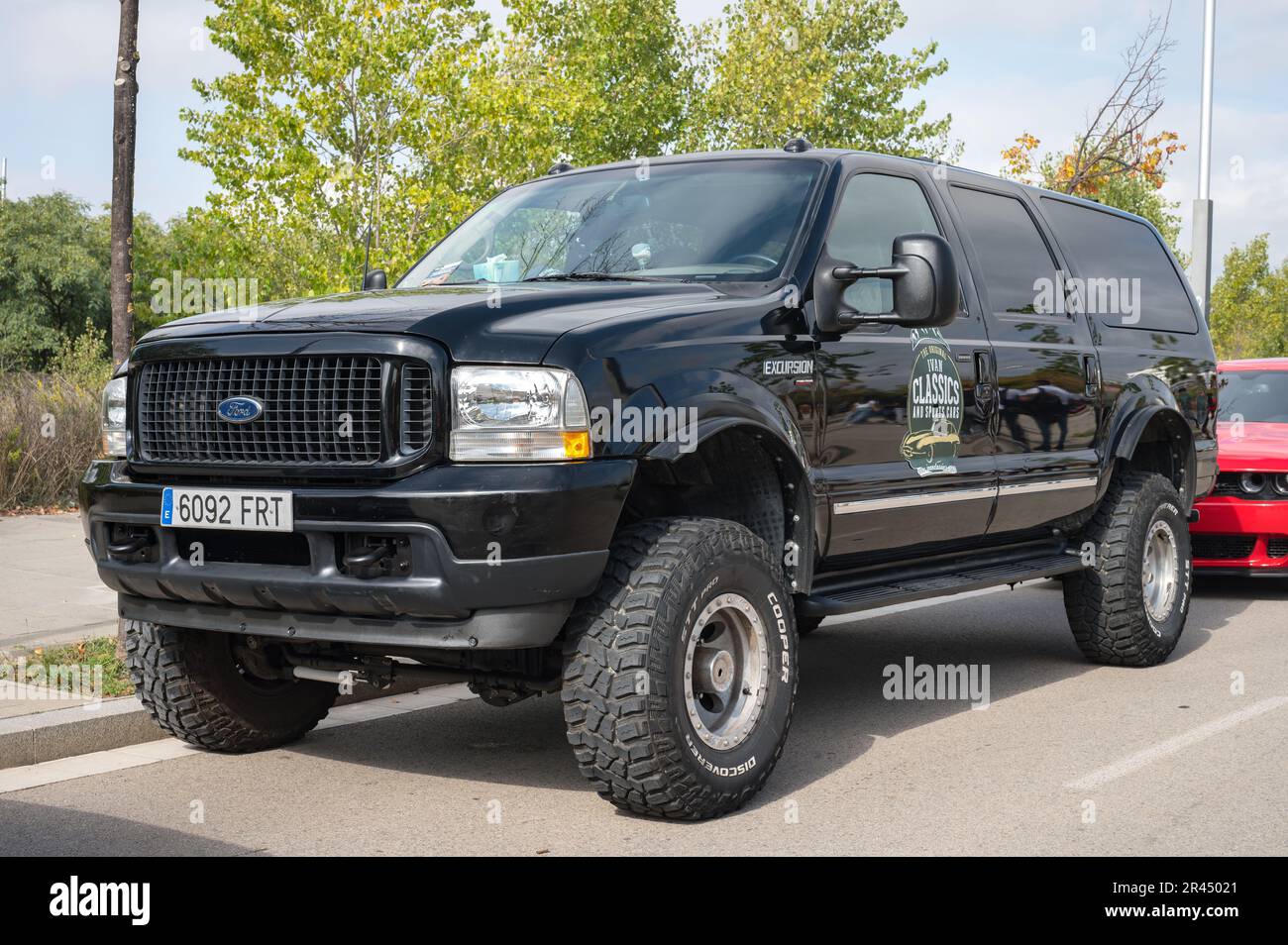 Vorderansicht eines großen amerikanischen SUV, es ist ein schwarzer Ford Excursion, der auf der Straße parkt Stockfoto