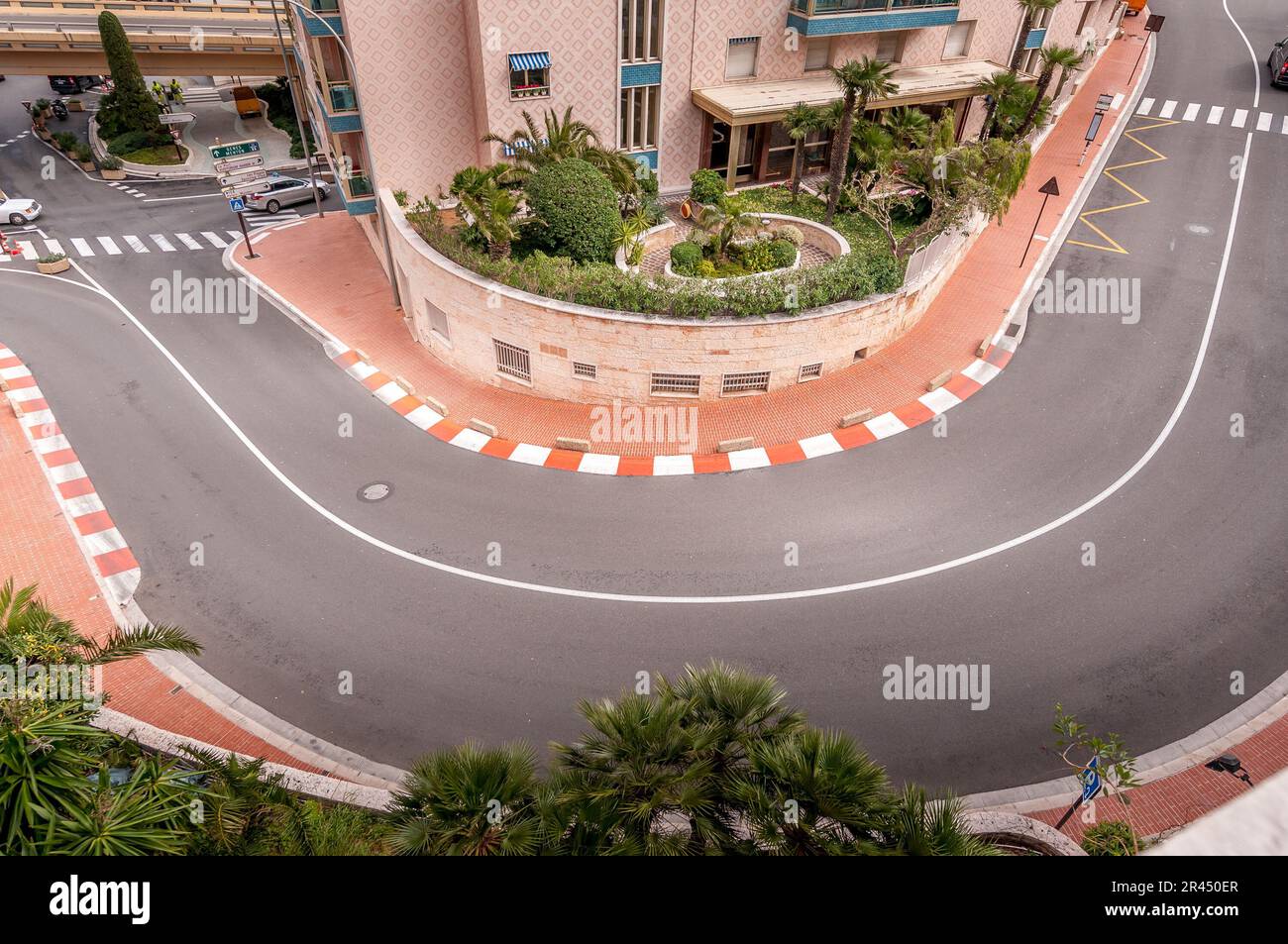 Die berühmte Fairmont-Haarnadelkurve in Monte Carlo, Monaco – die legendäre Formel-1-Rennstrecke ist umgeben von Gebäuden und üppigem Grün. Stockfoto