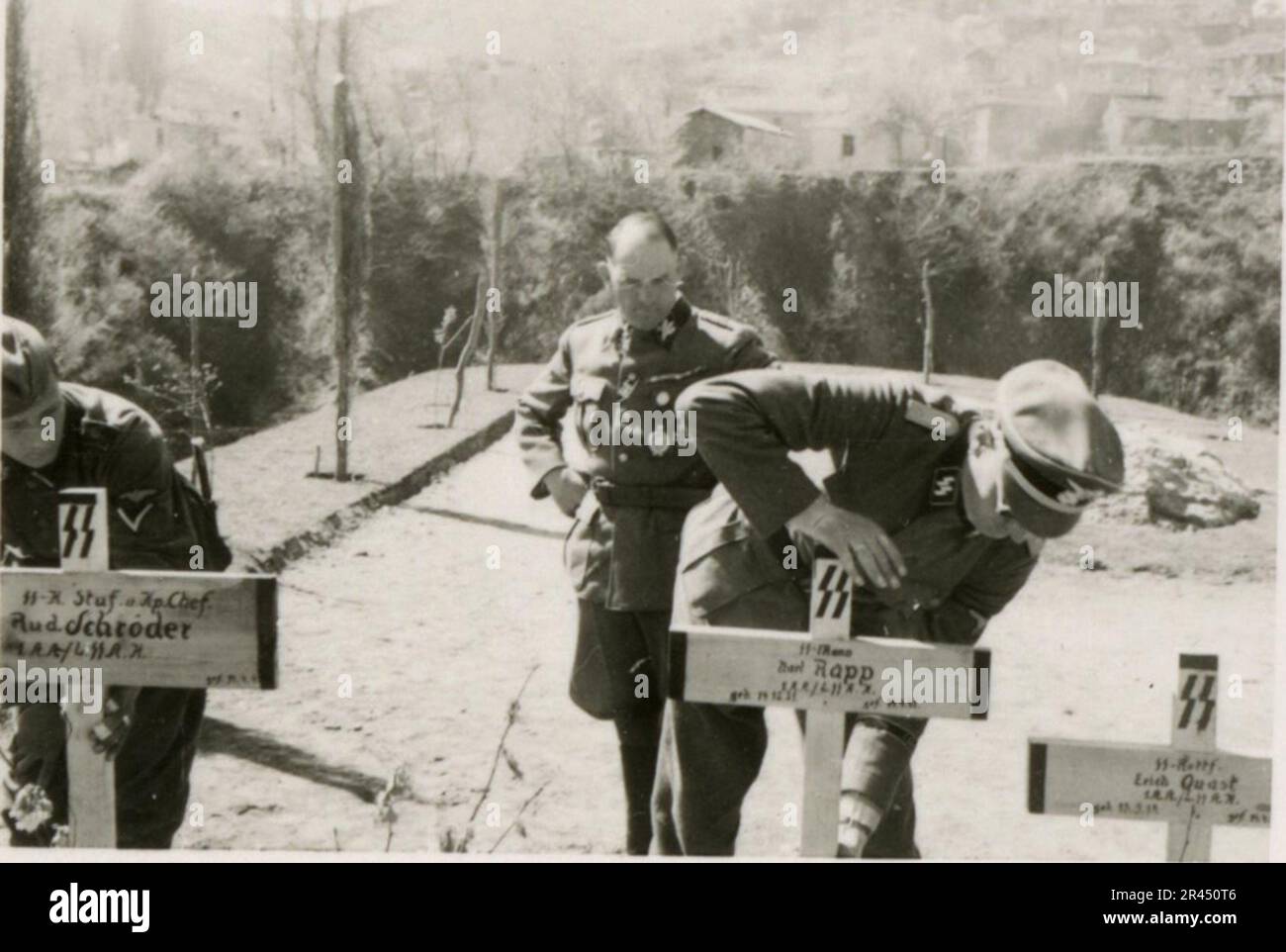 Gunter Alquen (Leibstandarte Adolf Hitler, Griechenland 1941), ein SS-Fotograf, dokumentierte Nazi-Gräueltaten in Griechenland während des Zweiten Weltkriegs Seine Linse erfasste den Schrecken und das Leid, das unschuldigen Zivilisten und Widerstandskämpfern zugefügt wurde. Bilder von Sepp Dietrich, begleitet von Offizieren, aufgenommen in Fotografien neben Soldaten, griechischen Soldaten und Zivilisten, griechischer Landschaft, Gebäuden, Pontonbrücken-Operationen. Zahlreiche Fahrzeuge mit taktischen Symbolen und den Folgen der Zerstörung: Zerstörte Gebäude, Fahrzeuge, Ausrüstung. Artilleriebeschüsse und Szenen, die einen vom Krieg zerrütteten Countr darstellen Stockfoto