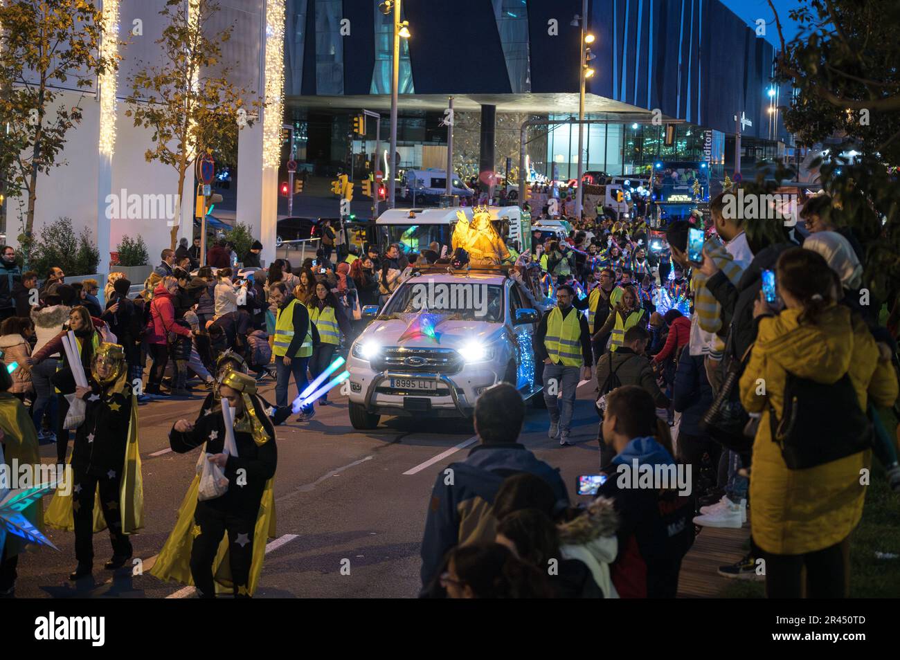 Ein weißer Ford Ranger Pickup-Truck mit einer königlichen Seite weiser Könige, die die Parade eröffnen Stockfoto