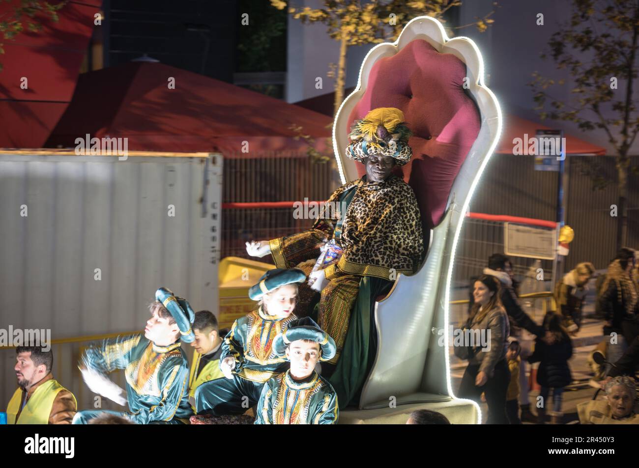 Der schwarze Zauberkönig, Baltasar, sitzt auf seinem Thron in der Parade der weisen Könige Stockfoto