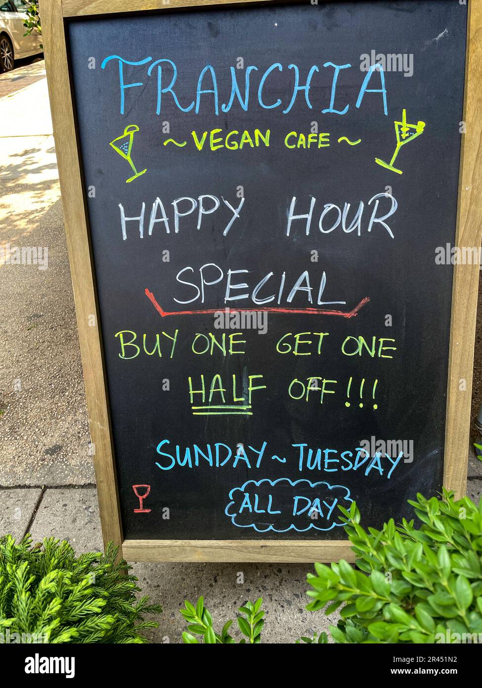 Kreidetafel auf dem Gehweg im Franchia vegan Café mit Happy Hour Specials für Getränke, Murray Hill, 2023, Manhattan, New York City, USA Stockfoto