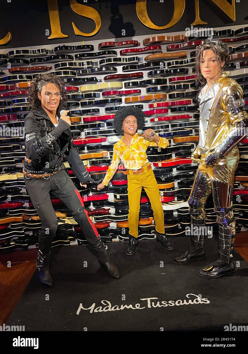 Madame Tussauds Wachsfiguren von Michael, Jackson, Electric Guitar Wall, Hard Rock Cafe, Times Square, NYC, USA, 2023 Stockfoto